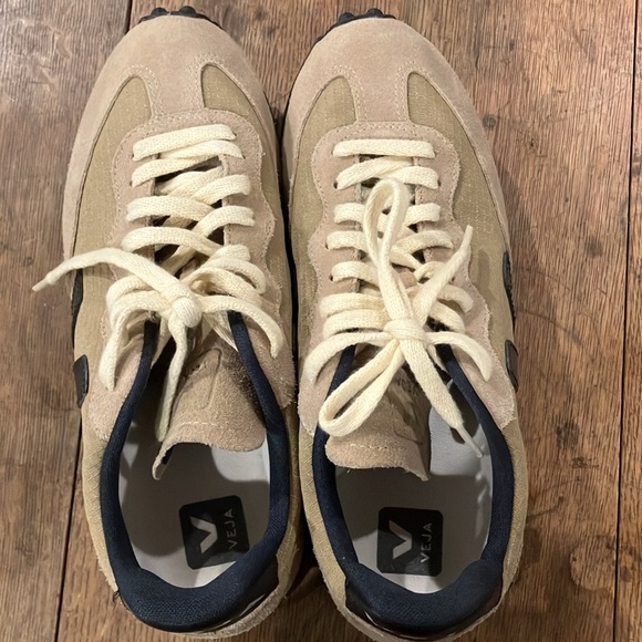 Veja Sneakers - Picture 2 of 5